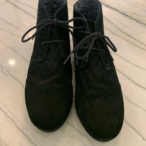 Kids size 5 Toms black suede wedge (ladies size 7)